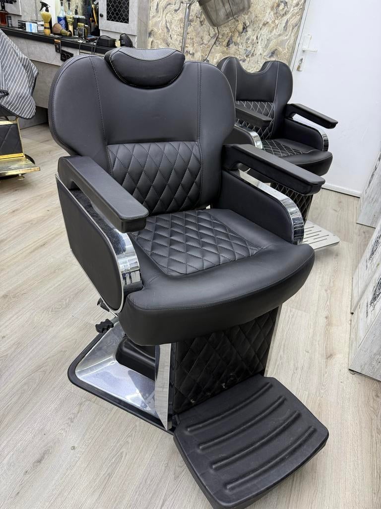 Kapper stoel en spiegel, Knippen