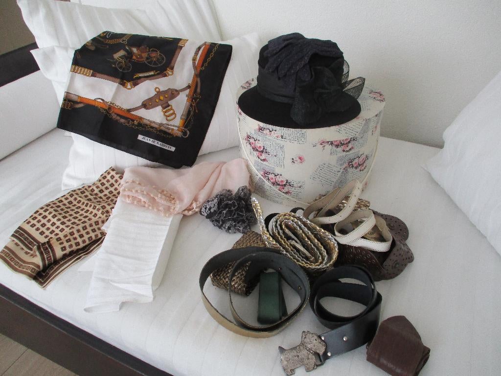 een grote hoedendoos met spullen, Antiek en Kunst, Ophalen of Verzenden