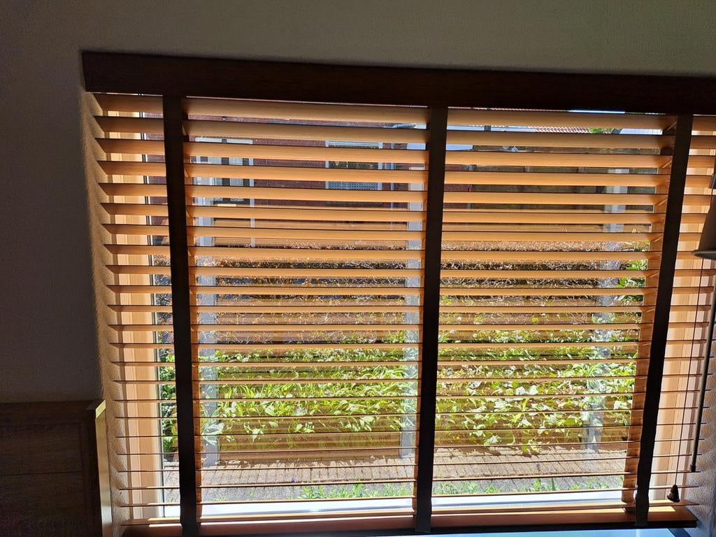 Houten jaloezieën 137x110 cm - Zo goed als nieuw, Huis en Inrichting, Ophalen, 100 tot 150 cm, Bruin, 100 tot 150 cm