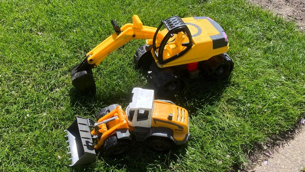 2 graafmachines voor kinderen: Liebherr en Lena GIGA TRUCKS, Ophalen, Zo goed als nieuw