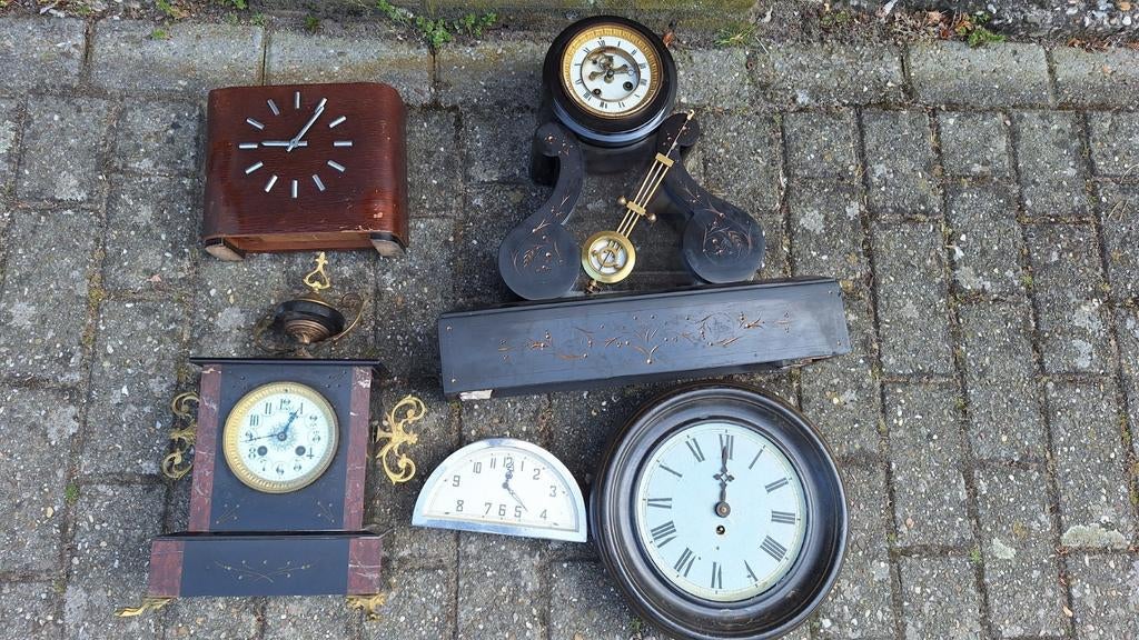 5 antieke klokken voor de klokkenmaker, Ophalen