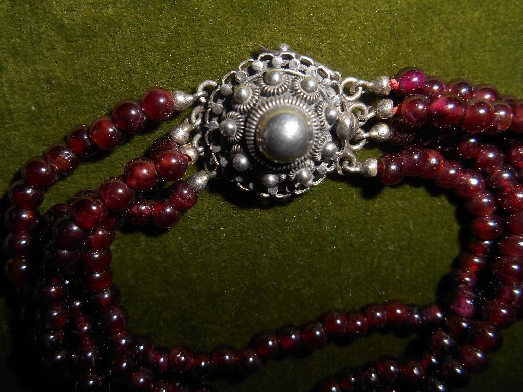 mooie oude armband zeeuwse knop met glaskralen, Ophalen of Verzenden, Zo goed als nieuw, Zilver, Overige materialen