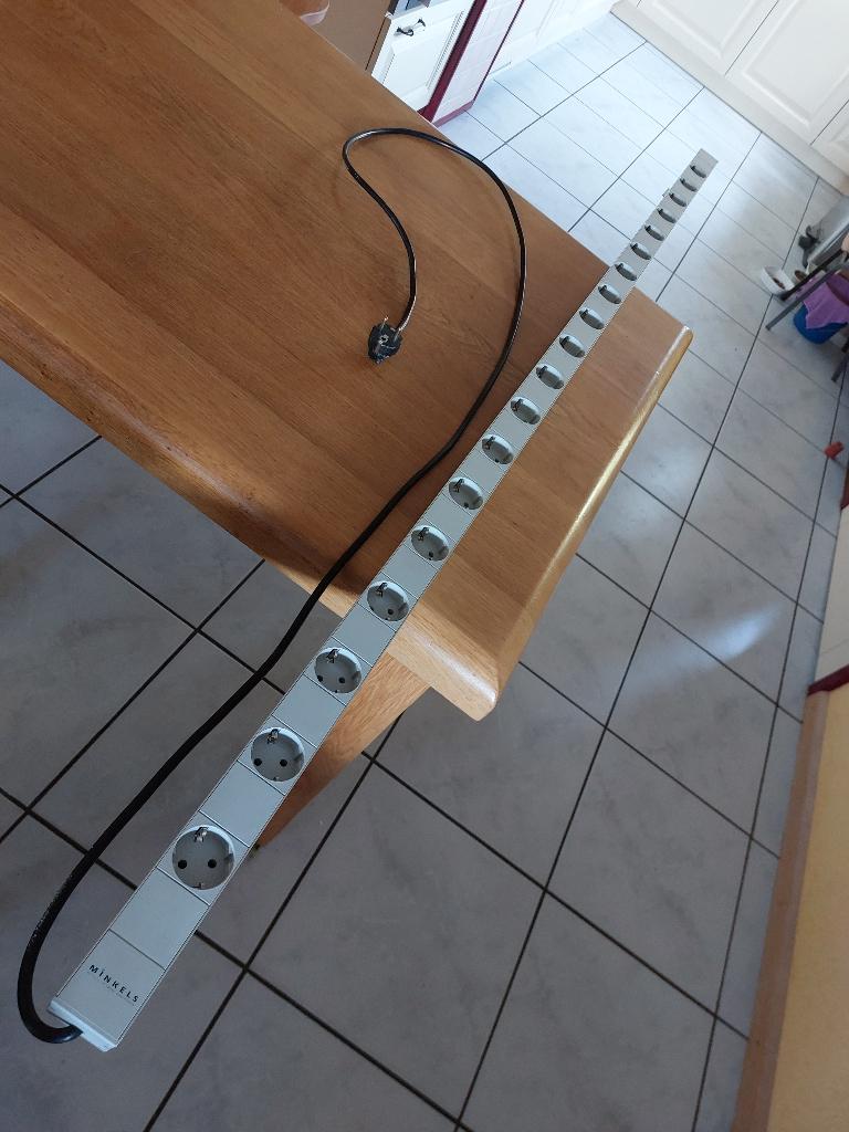 Minkels 19-voudige stekkerdoos, Ophalen