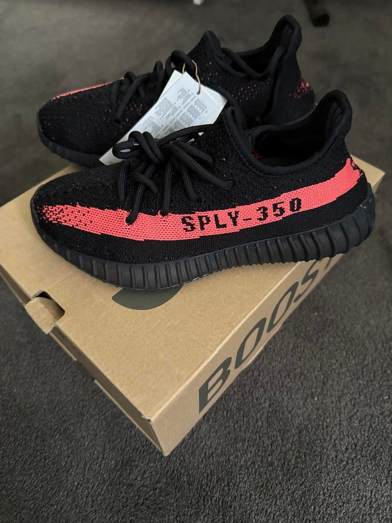 Adidas Yeezy Boost 350 V2 'Red Stripe' - Nieuw, Ophalen of Verzenden, Nieuw, Zwart, Sneakers of Gympen