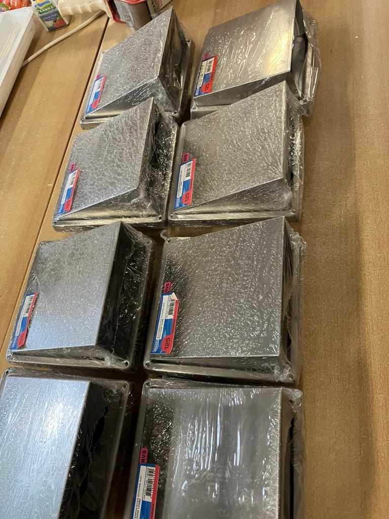 Grote partij gevelkleppen, roosters en luchtslangen, Ophalen, Nieuw