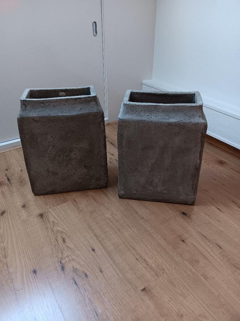 2 bloempotten, Zo goed als nieuw, Minder dan 40 cm, Balkon, Beton