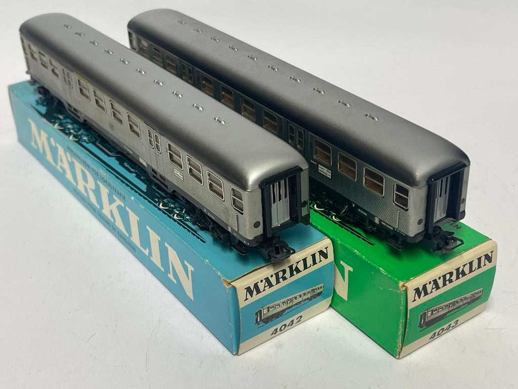 * Märklin 4042/43 ** 2 Rijtuigen waarvan 1 met verlichting *, Wisselstroom, Wagon, Ophalen of Verzenden, Zo goed als nieuw