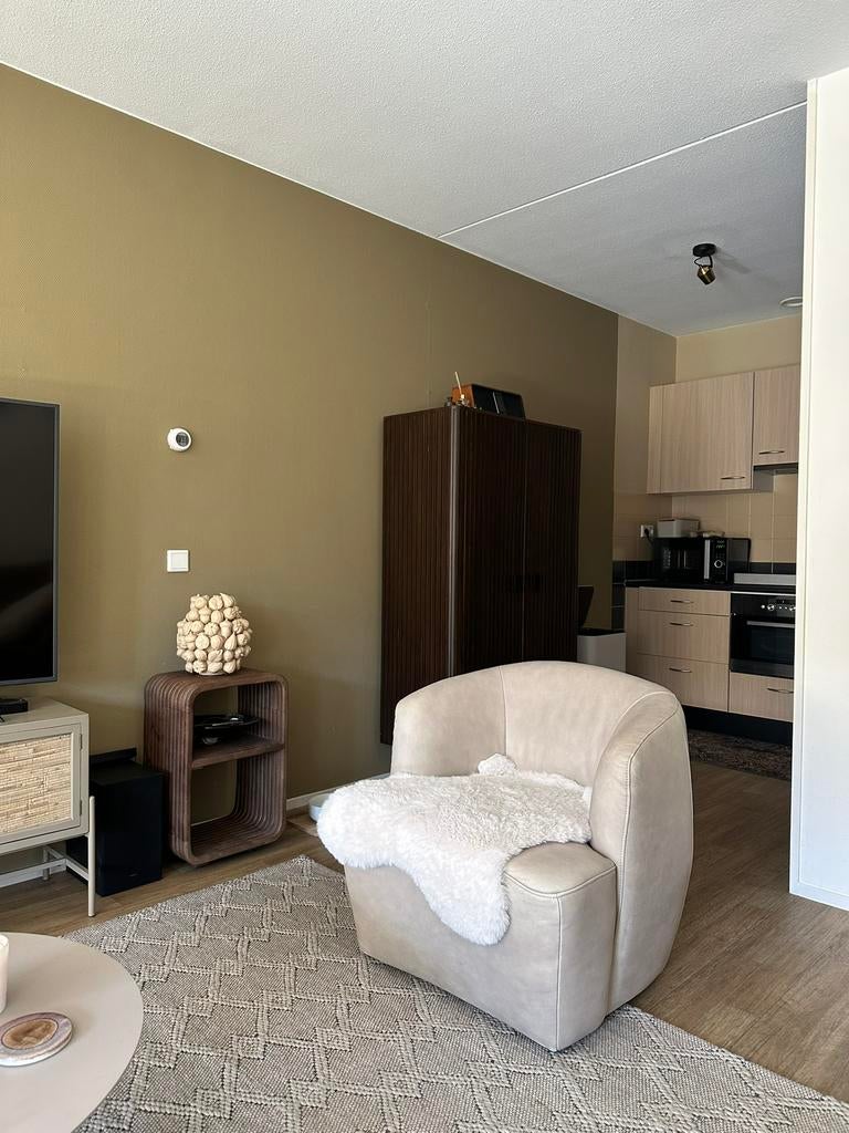 Leren stoeltje Eleonora. Licht taupe, Ophalen, Eenpersoons, Minder dan 75 cm, Zo goed als nieuw