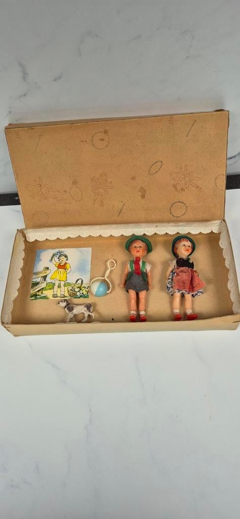 Vintage speelgoed doosje met poppen en accessoires, Ophalen of Verzenden