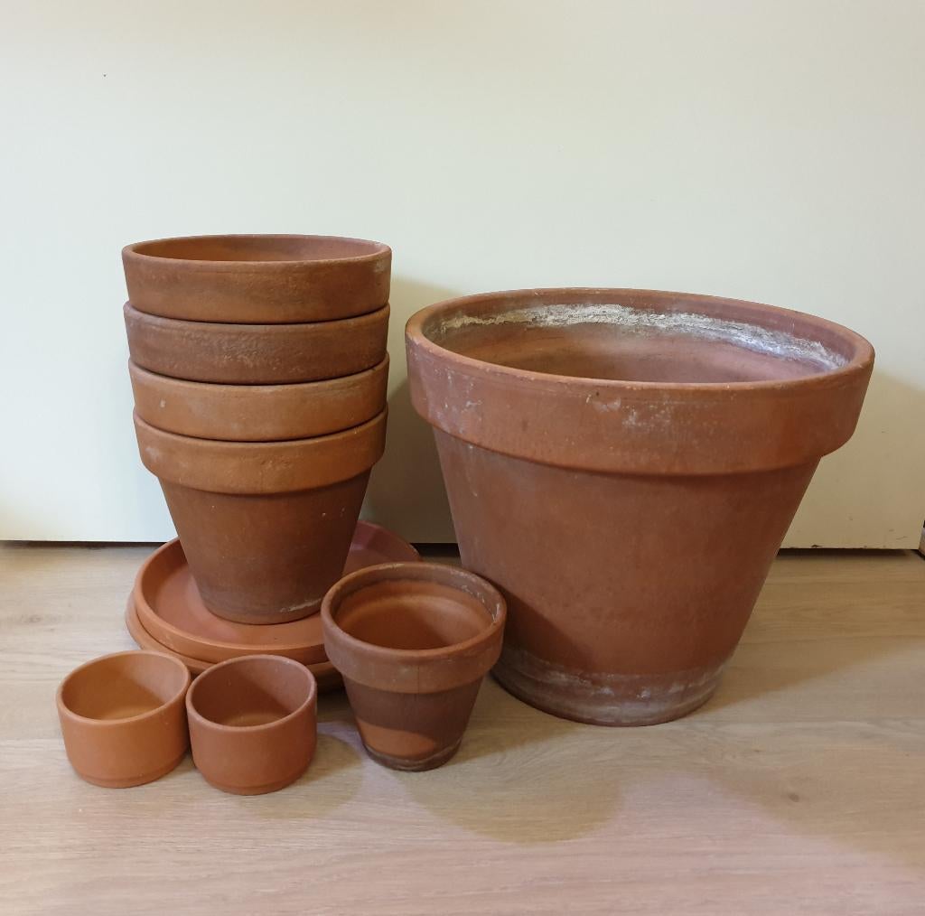 Set uit terracotta bloempotten, saucers, binnen en buiten, Tuin en Terras, Bloempotten, Gebruikt, Rond, Ophalen of Verzenden, Balkon