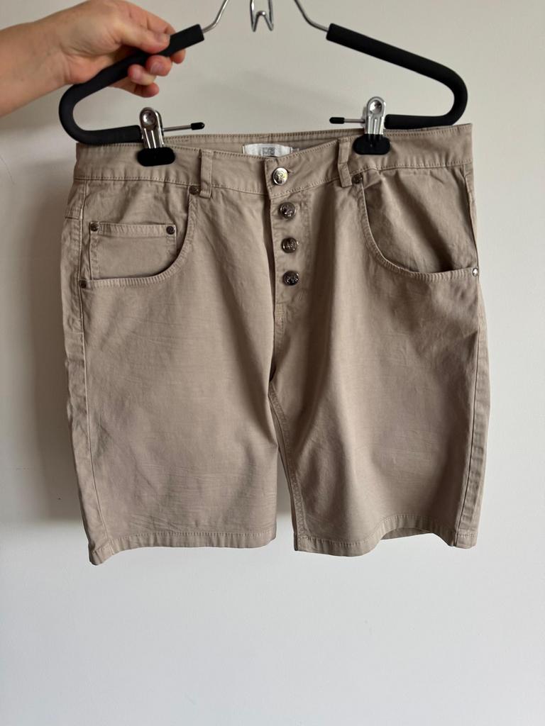 Korte broek van Studio MO in maat L, Kleding | Dames, Kort, Beige, Maat 42/44 (L), Ophalen of Verzenden