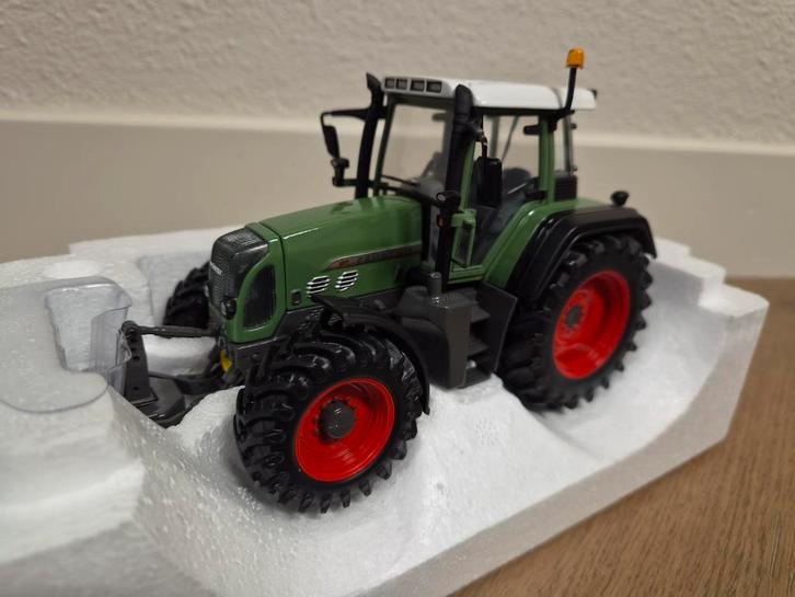 Fendt 818 Universal Hobbies 1:32 - Nieuw in doos, Hobby en Vrije tijd, Modelauto's | 1:32, Nieuw, Tractor of Landbouw, Universal Hobbies