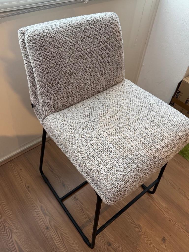 1 Luxe PMP Furniture Barstoel – Beige Bouclé – Wauw!, Ophalen, Met voetsteun, 60 tot 90 cm, Zo goed als nieuw
