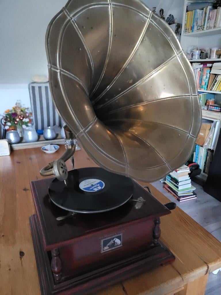 Pathafoon His Masters Voice, Ophalen