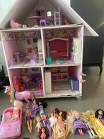 Groot houten poppenhuis met Barbiepoppen en accessoires, Verzamelen, Poppen, Ophalen of Verzenden, Gebruikt, Pop