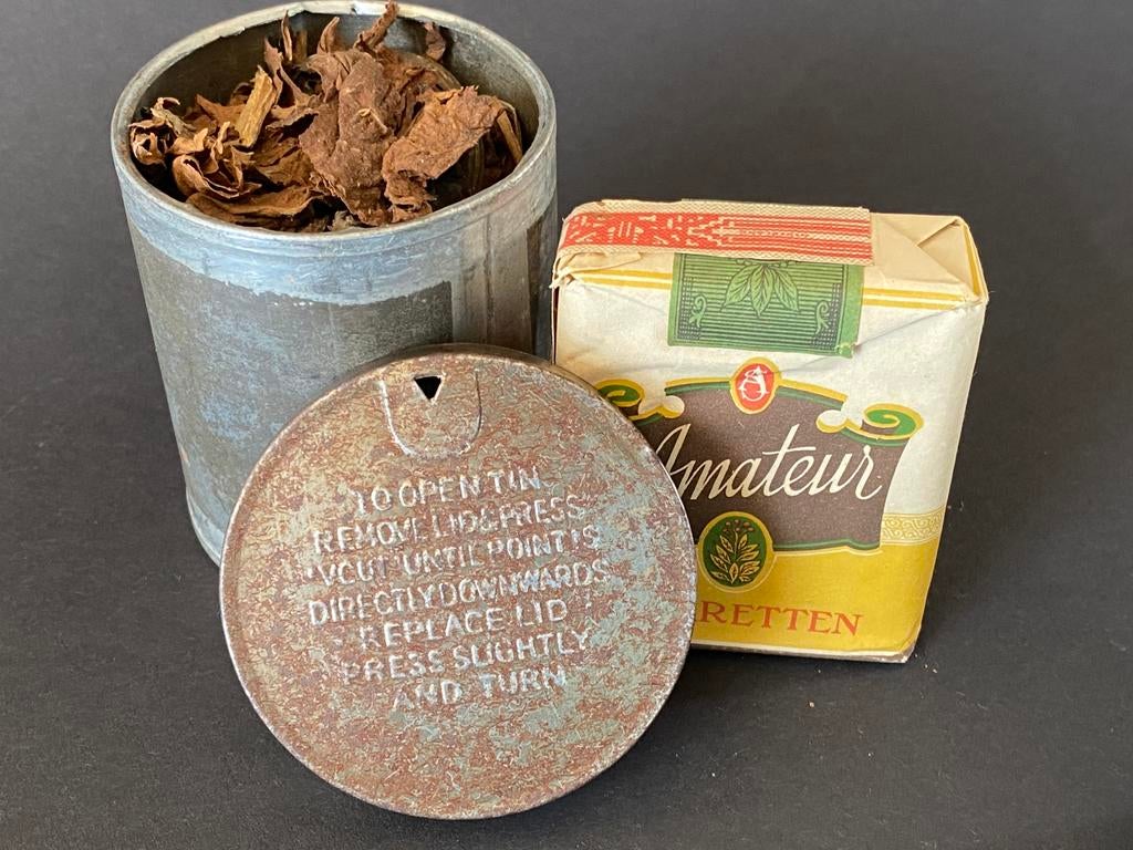 Origineel WW2 amateur sigaretten en blikje tabak, Verzenden, Nederland