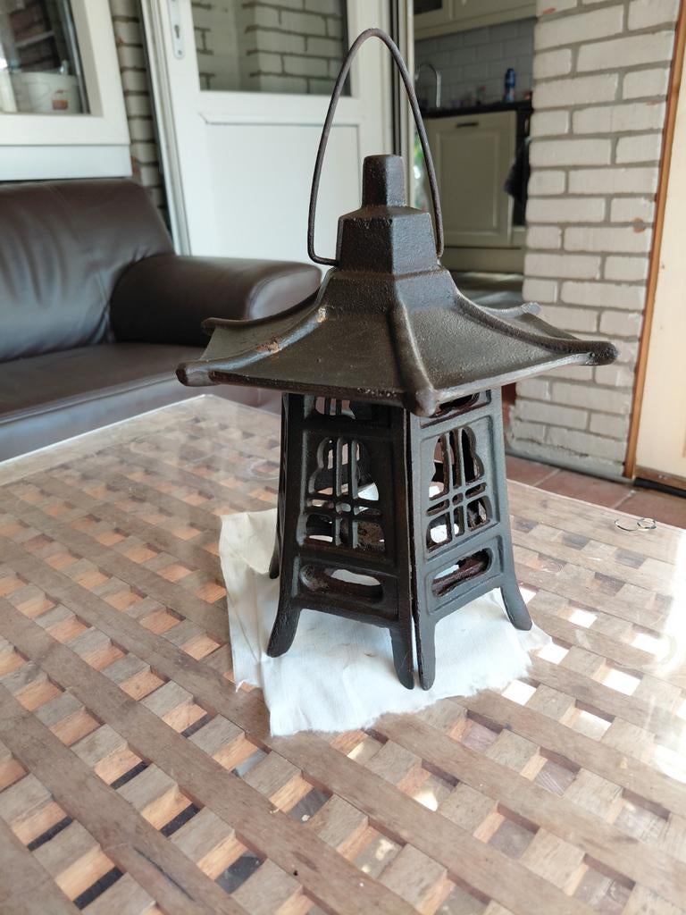 Decoratieve Japanse gietijzeren lantaarn, Ophalen