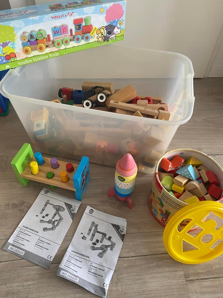 Grote doos vol houten speelgoed, inclusief knikkerbanen, Kinderen en Baby's, Speelgoed | Houten speelgoed, Ophalen, Gebruikt, Overige typen