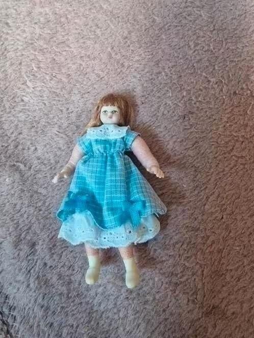 caco popje meisje 8 cm nr 102 met porseleinen hoofdje, Ophalen of Verzenden, Zo goed als nieuw, Popje