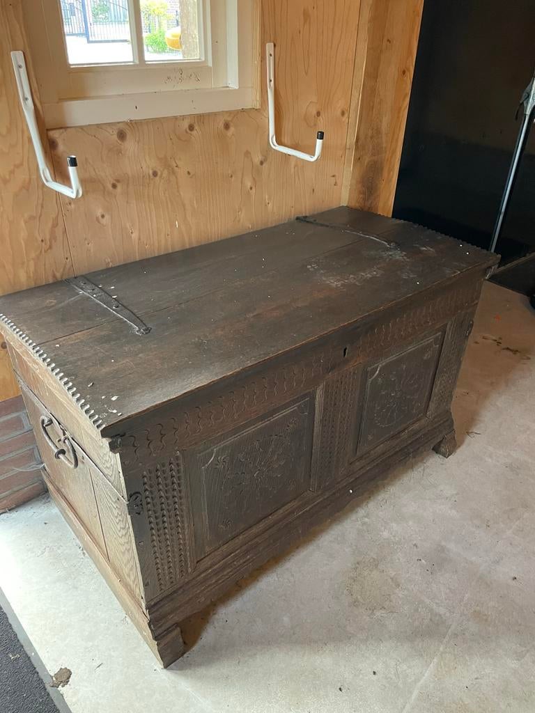 Antieke Kleden kist, Ophalen