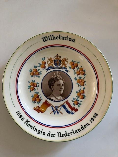 WILHELMINA BORD      5251, Verzamelen, Koninklijk Huis en Royalty, Ophalen of Verzenden, Gebruikt, Servies