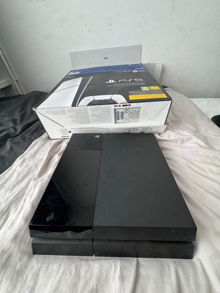 PS4 met 2 controllers, kabels en headset (incl. PS5 doos), Spelcomputers en Games, Ophalen of Verzenden, Gebruikt, Met 2 controllers