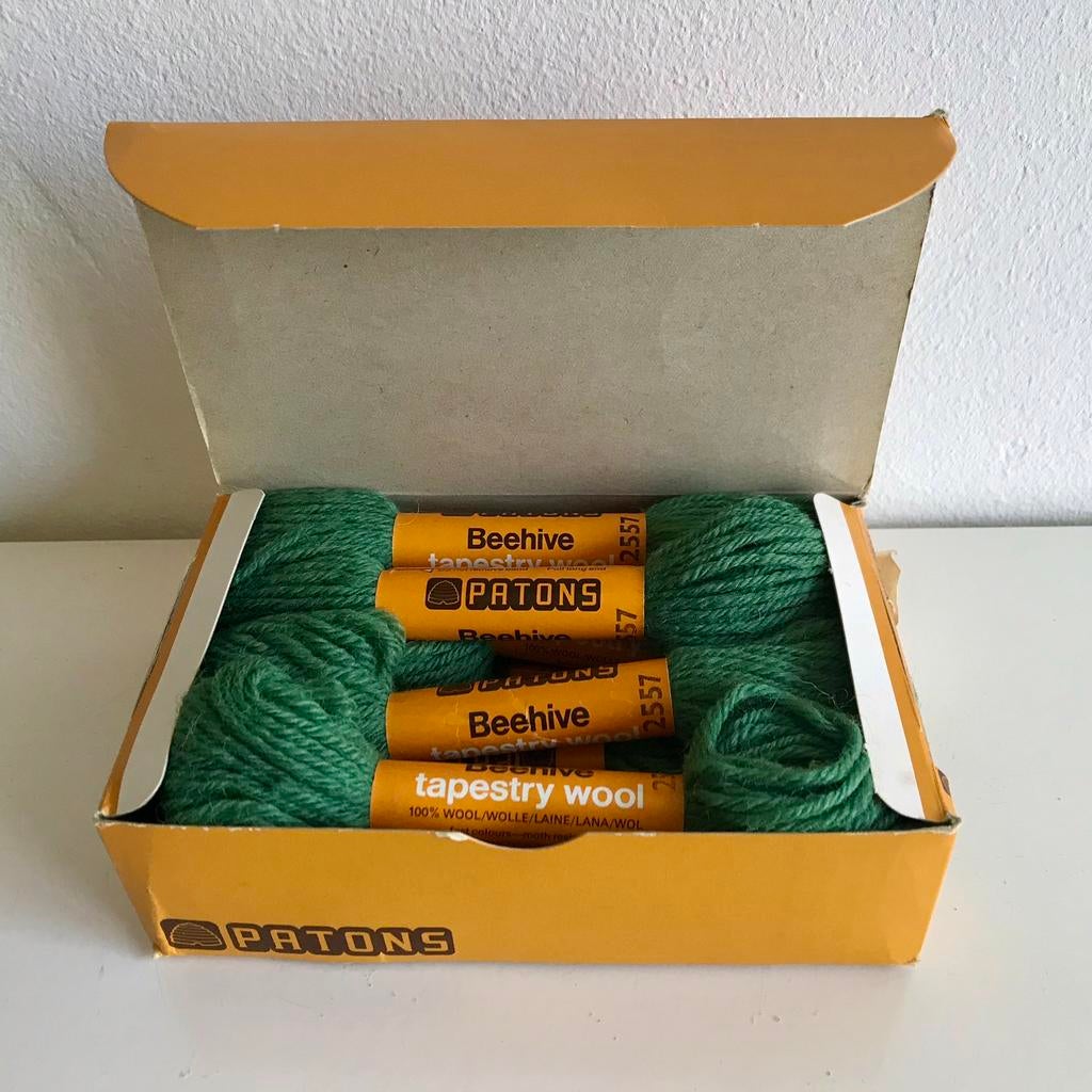 Borduurwol Patons Beehive, kleur 2557 , originele doos, Ophalen of Verzenden, Nieuw, Handborduren, Borduurgaren of Zijde