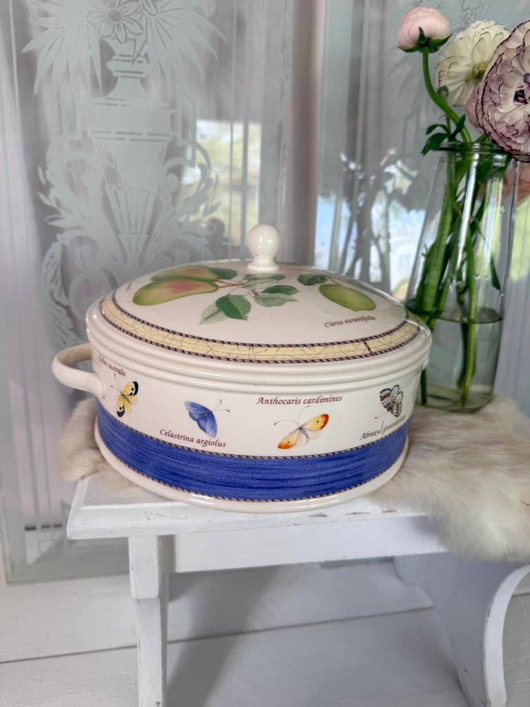 Sarah’s Garden grote terrine 25 cm izgst wedgwood, Ophalen, Zo goed als nieuw, Porselein, Bord of Schaal
