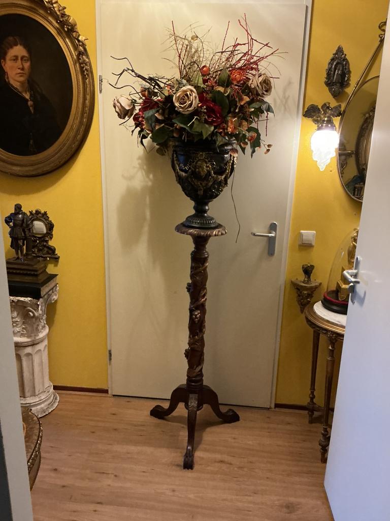 Fraaie mahoniehouten piëdestal verguld met polystone vaas, Ophalen, Zo goed als nieuw