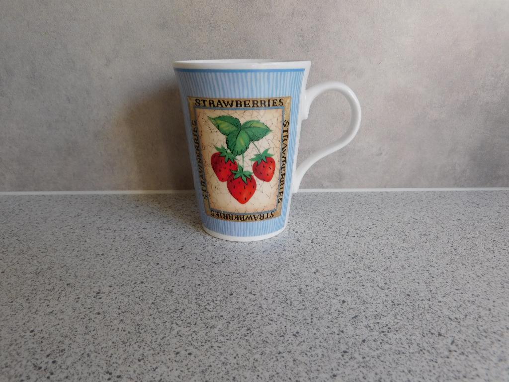 Mok Strawberries Crown Trent, Huis en Inrichting, Keuken | Servies, Ophalen of Verzenden, Zo goed als nieuw, Overige stijlen, Kop(pen) en/of Schotel(s)