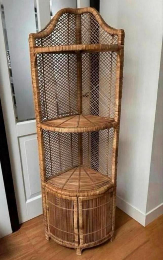 Rieten hoekkast met planken en deuren voor veel opbergruimte, Ophalen, Zo goed als nieuw