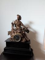 Antieke klok met bronzen beeld op marmeren voet, Antiek en Kunst, Antiek | Klokken, Ophalen