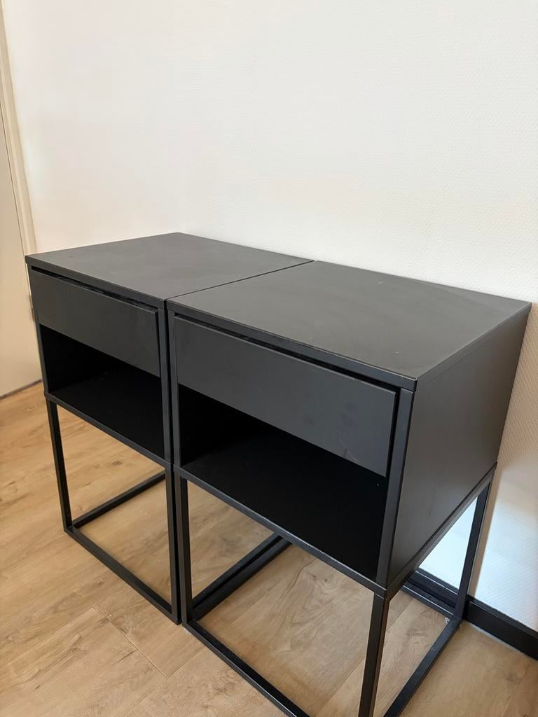 Set van 2 IKEA VIKHAMMER nachtkastjes - Zwart, industrieel, Gebruikt, Minder dan 45 cm, Metaal of Aluminium, 55 tot 70 cm