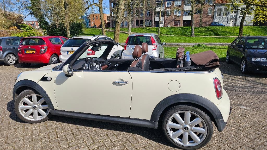 Mini Cabrio 1.6 120pk 2010 Wit met bruin dak, Auto's, 4 cilinders, Cabriolet, 4 stoelen, Bruin