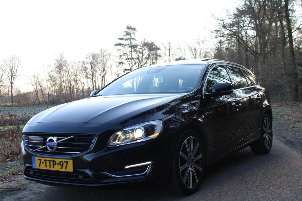 Volvo V60 2.4 D6 AWD Plug-In Hybrid Summum NL AUTO! NIEUWE A, Auto's, Automaat, Zwart, Zwart, Vierwielaandrijving