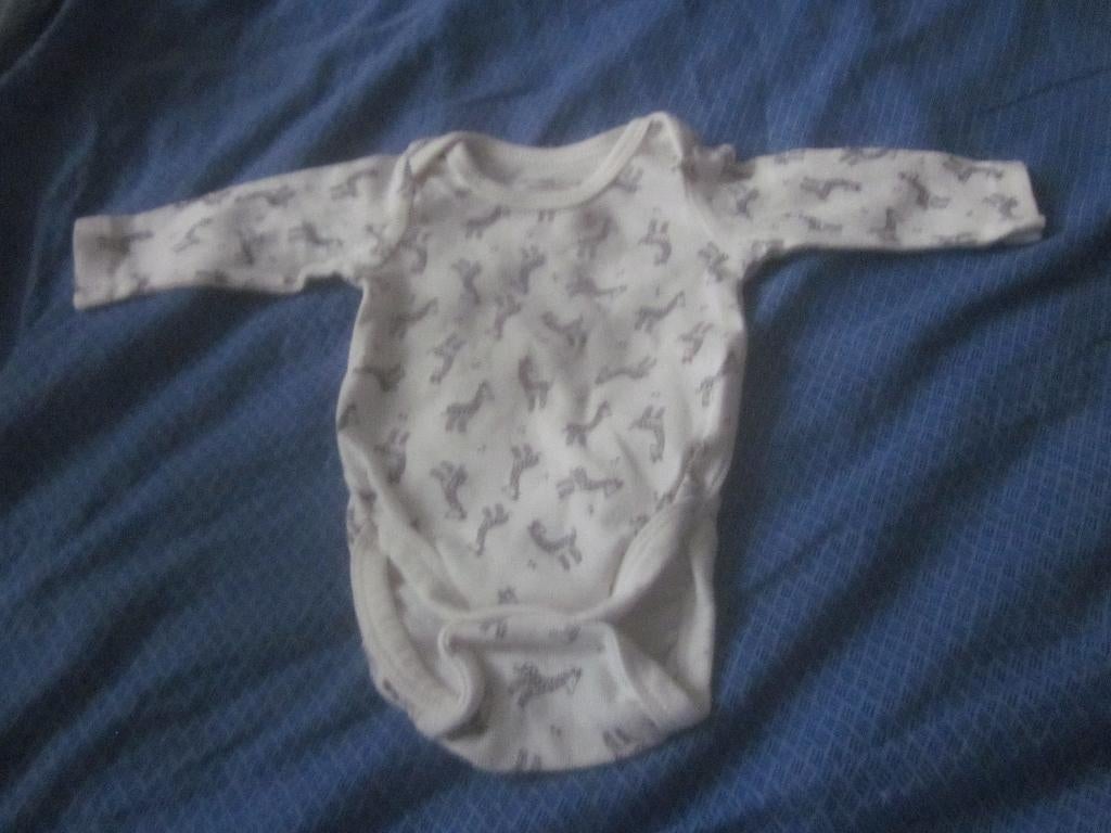 Nieuw wit/antraciet prematuur rompertje girafjes H&M mt 44, Kinderen en Baby's, Babykleding | Prematuur, Nacht- of Onderkleding