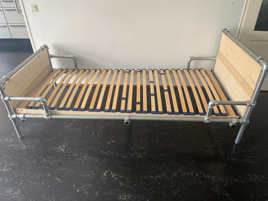 Eenpersoonsbed 90x200 cm met lattenbodem en steigerbuis fram, Ophalen, 90 cm, Steigerhout, Zo goed als nieuw