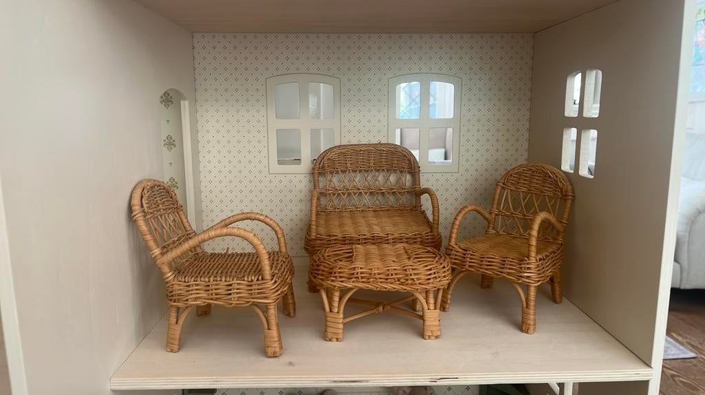 Poppenhuis rotan meubelsetje, Kinderen en Baby's, Speelgoed | Poppenhuizen, Zo goed als nieuw, Poppenhuis, Ophalen of Verzenden