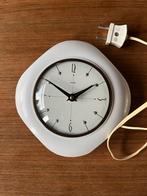 Vintage Metamec Bakeliet Wandklok Wit - Werkend, Ophalen of Verzenden