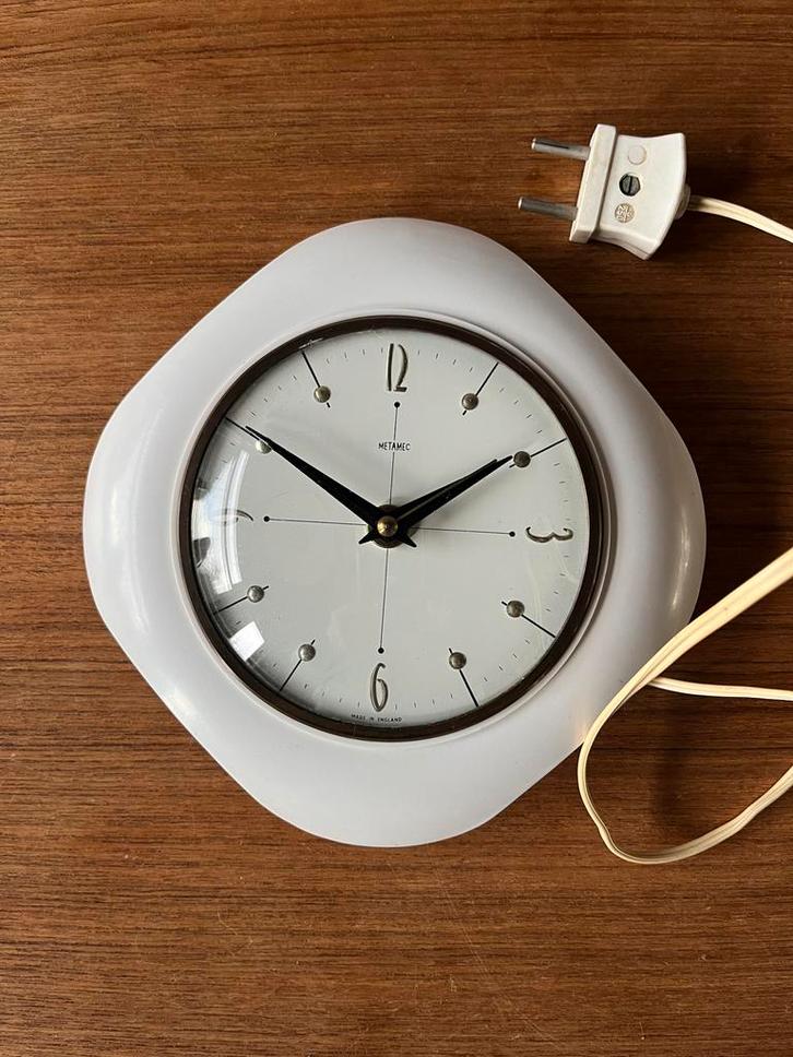 Vintage Metamec Bakeliet Wandklok Wit - Werkend, Antiek en Kunst, Antiek | Klokken, Ophalen of Verzenden