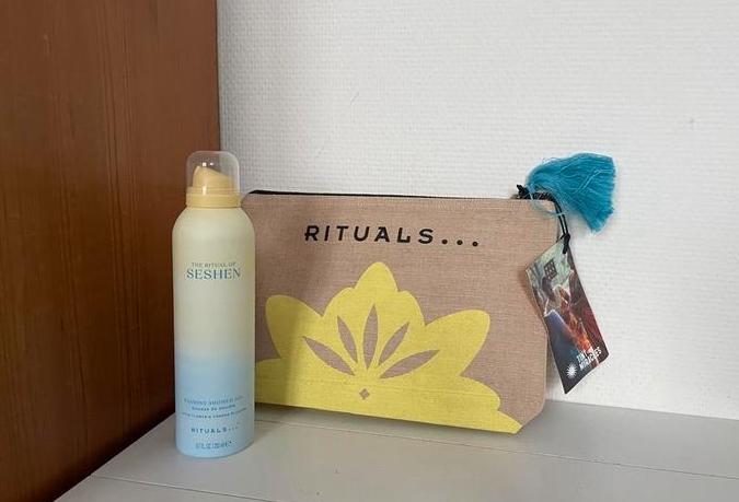 Nieuw rituals seshen setje pouch tasje en shower gel mousse, Sieraden, Tassen en Uiterlijk, Uiterlijk | Lichaamsverzorging, Ophalen of Verzenden