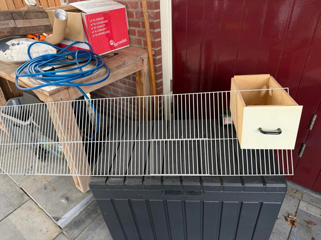 Broedkooi voorfrond met broedkast, Ophalen, Hout, Broedkooi of Kweekkooi