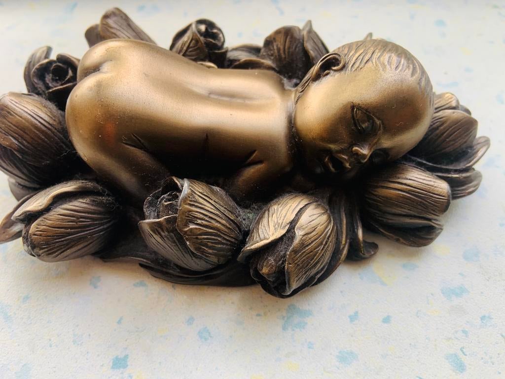 Bronzen beeldje slapende baby in bloemen, Antiek en Kunst, Overige onderwerpen, Minder dan 20 cm, Ophalen of Verzenden, Beeld