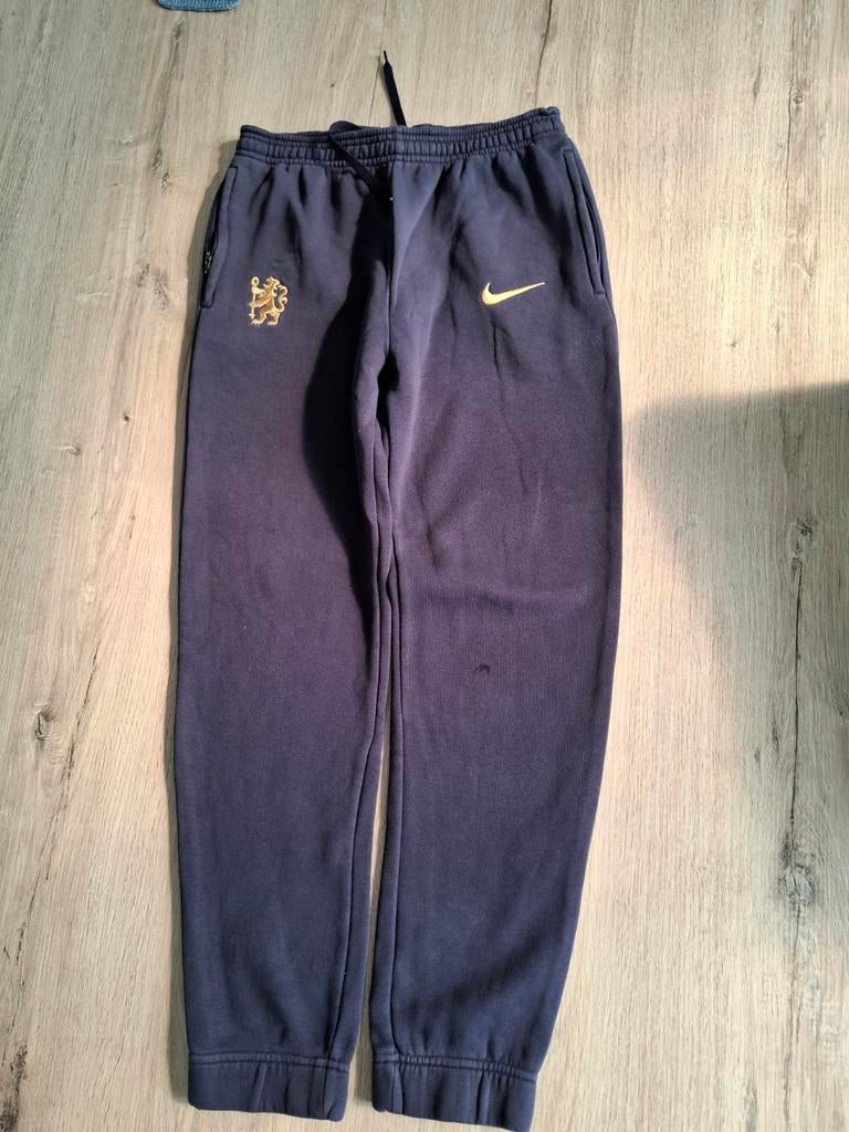 Nike Chelsea FC Trainingsbroek Junior - Donkerblauw/Goud - M, Kinderen en Baby's, Kinderkleding | Maat 158, Ophalen of Verzenden