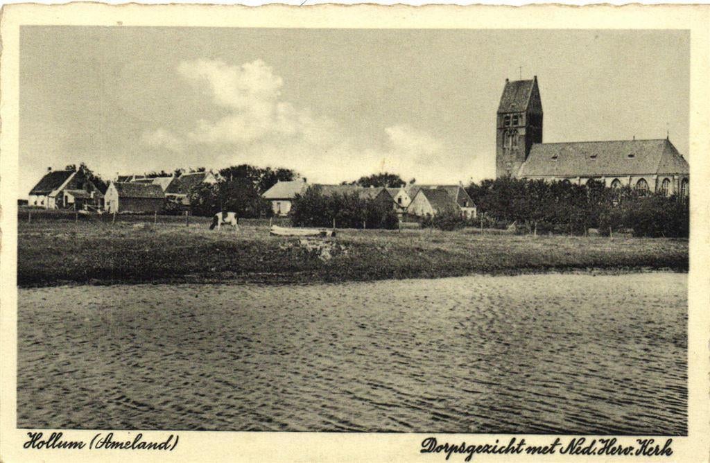 Hollum [Ameland] - Dorpsgezicht met Ned. Herv. Kerk - 1943 g, Ophalen of Verzenden, Voor 1920, Gelopen, Waddeneilanden