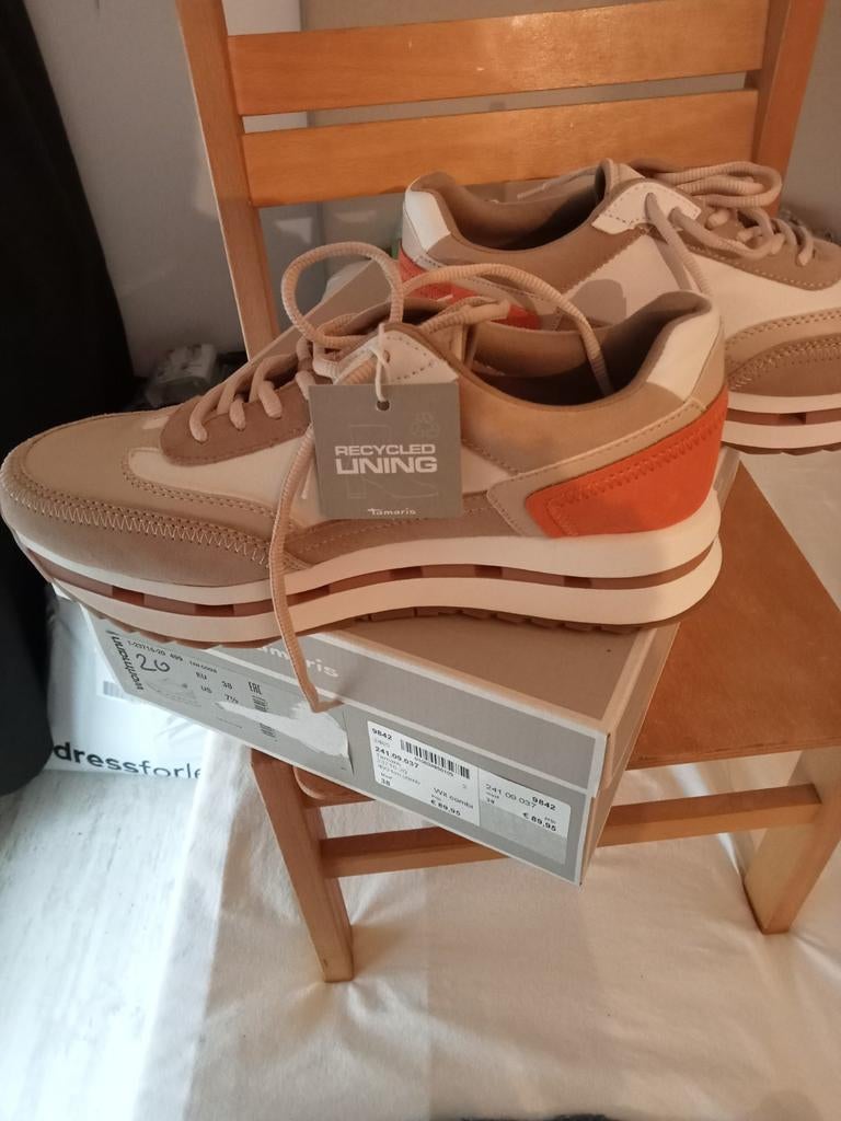 Mooie stoere sneakers van Tamaris, Ophalen of Verzenden, Nieuw, Beige, Sneakers of Gympen