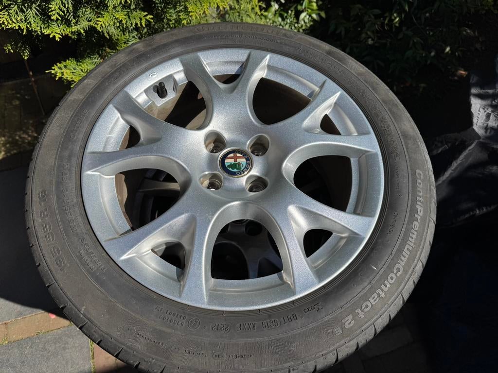 Set Alfa MiTo velgen + zomerbanden 16inch, 16 inch, Banden en Velgen, Ophalen of Verzenden, 195 mm