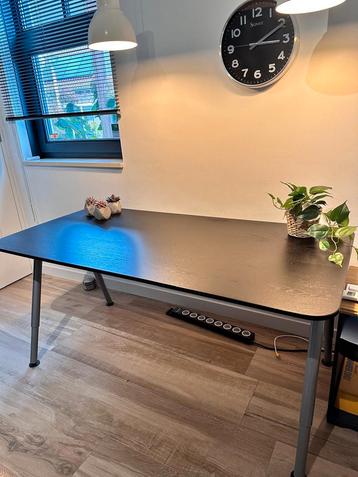 Gebruikte tafel met lichte sporen