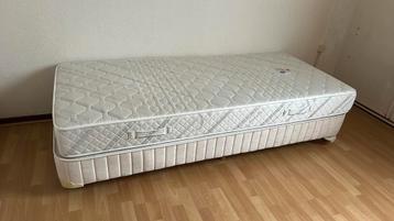 Boxspring bed 90 x 200 cm. beschikbaar voor biedingen