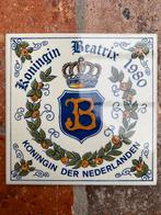Tegel - Koningin Beatrix 1980!, Verzamelen, Nederland, Ophalen of Verzenden, Zo goed als nieuw, Servies